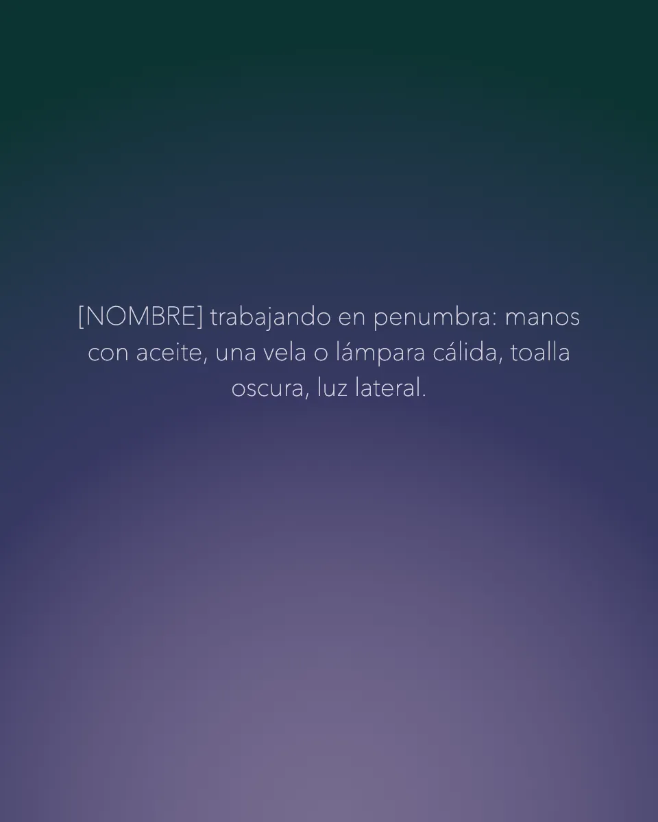 [NOMBRE] dando un masaje en penumbra, con luz cálida lateral